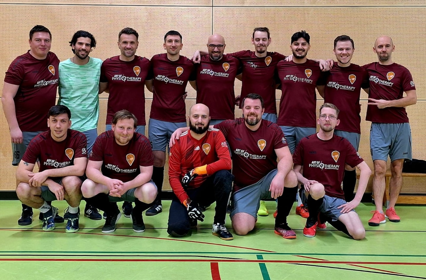 Toller Abend unter Freunden in Karlskron! ⚽️

Am Donnerstag ging es für die Sauwa Kicker zum Hallenkick nach Karlskron. 

Nach einem völlig verrückten Spielverlauf und einer zwischenzeitlichen 6-1 Führung gaben wir das das Spiel noch aus der Hand und die Karlskroner konnten sich für die Niederlage im November revanchieren. Am Ende stand es 12-7 für die Gastgeber. 🙈

Wie immer viel wichtiger als das Ergebnis war der gemeinsame Spaß, die tollen Gespräche im Vereinsheim und die mal wieder überragende Bewirtung durch unsere Freunde. 🍻

Zudem konnte unser Kapitän, @berti_98 Tobias Berthold, sein 250. Spiel im Trikot der Sauwa Kicker feiern. Herzlichen Glückwunsch dazu und auf noch viele weitere tolle Erlebnisse in unserem Verein! 🍀🍀🍀
