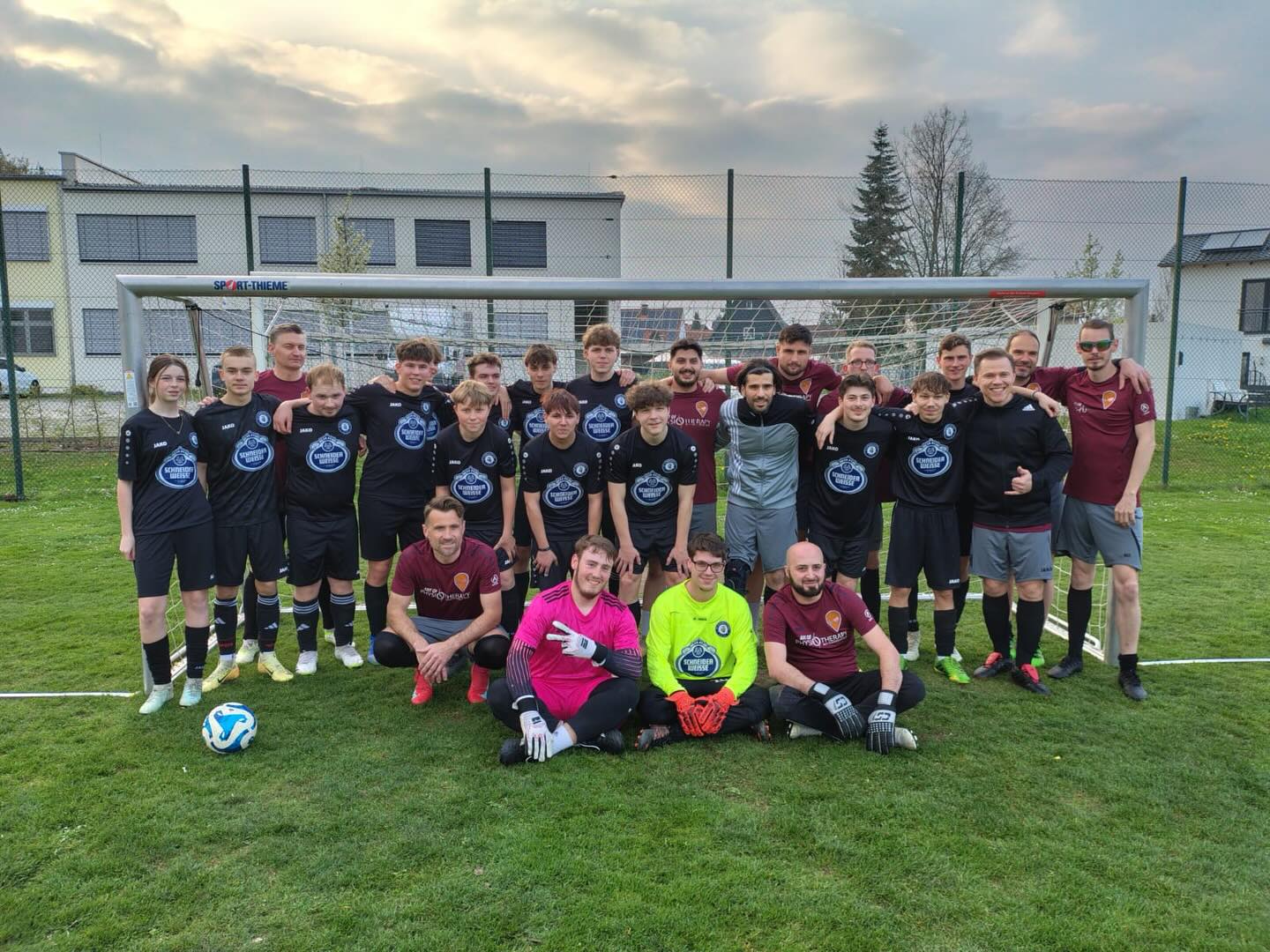 *Spannendes Match in Vohburg* 

Auf die @freekickers_mindelstetten trafen die Sauwa Kicker 03 gestern Abend und lieferten sich ein spannendes Match mit vielen Toren. Trotz eines fairen, nervenaufreibenden Spiels auf Augenhöhe schlugen uns die Mindelstettener mit 5-4. Herzlichen Glückwunsch, danke für die Partie und bis zum nächsten Rückspiel: wir freuen uns drauf 🎱 🤘

#fußball #ballsport #gaudiverein #niederlage #team